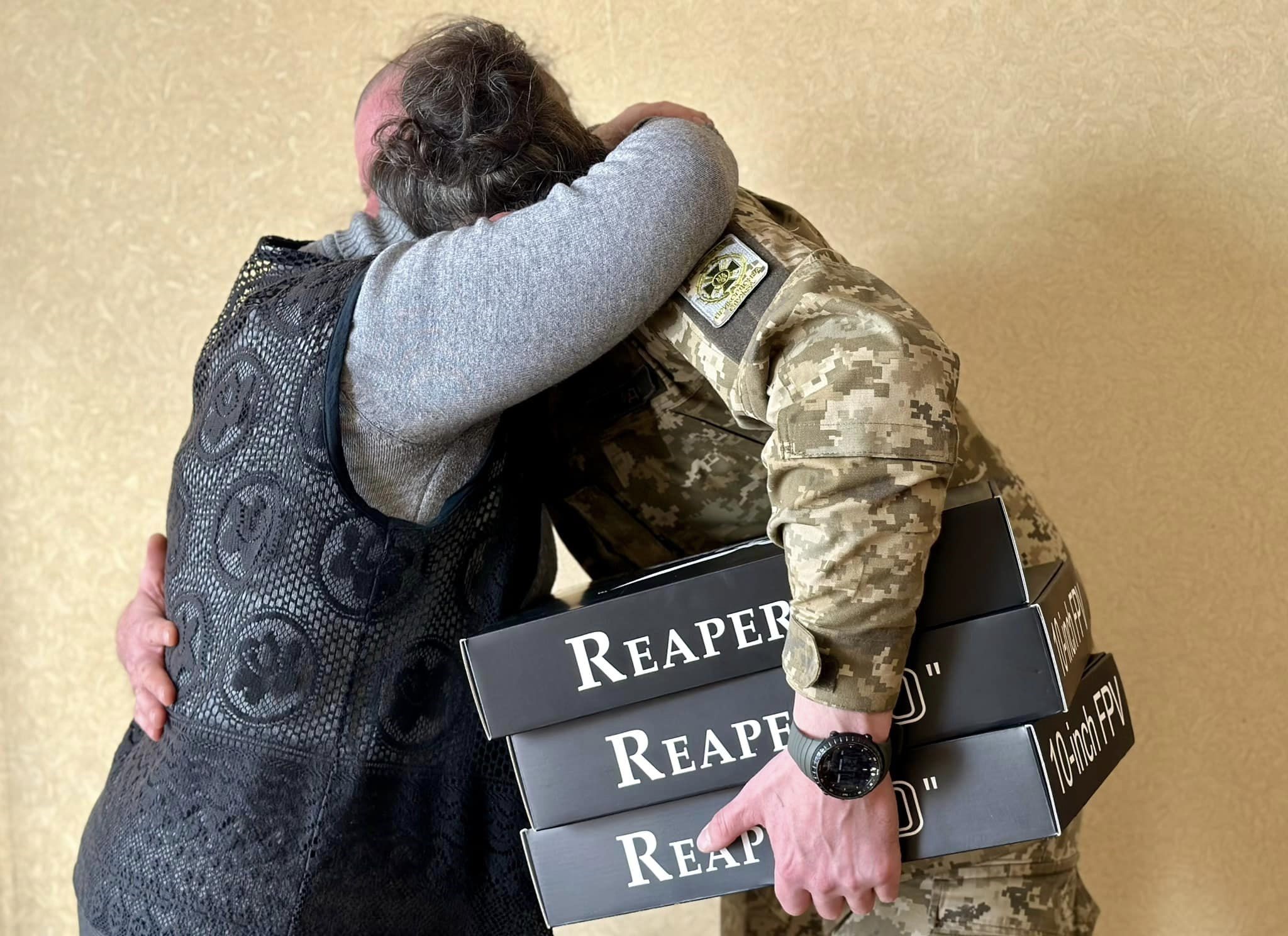 На фото Валентина Осадчук передає дрон військовому
