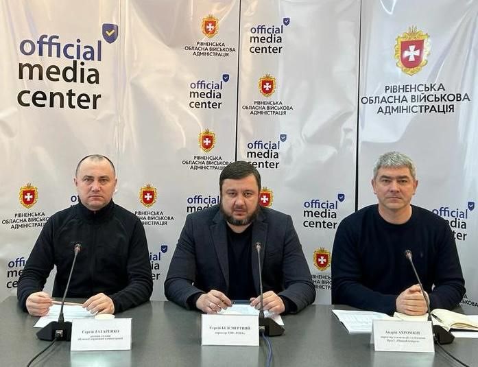 На фото - директор ТОВ «РОЕК» Сергій Безсмертний, директор із взаємодії з клієнтами ПрАТ «Рівнеобленерго» А.Ахромкін, радник голови ОДА С.Татаренко