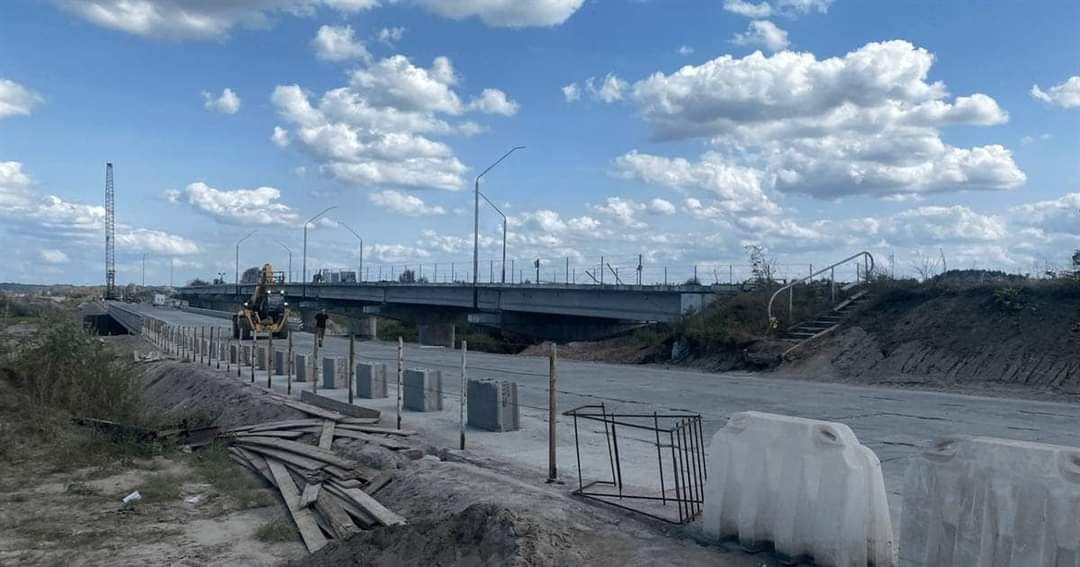 На фото - міст через річку Случ