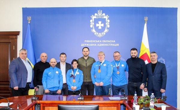 На фото - керівництво області та спортсмени
