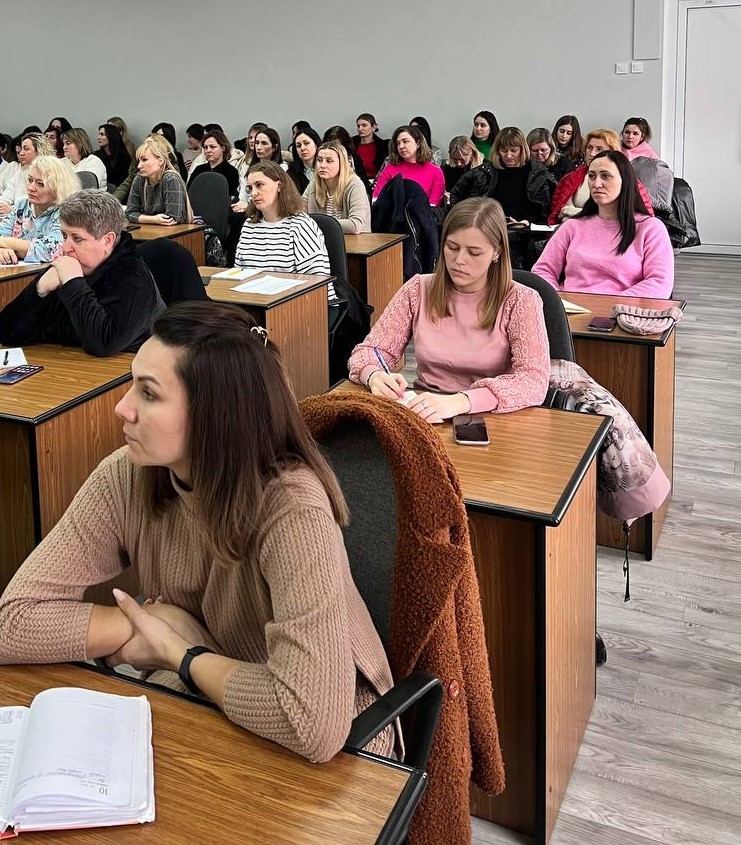 На фото - шкільні психологи