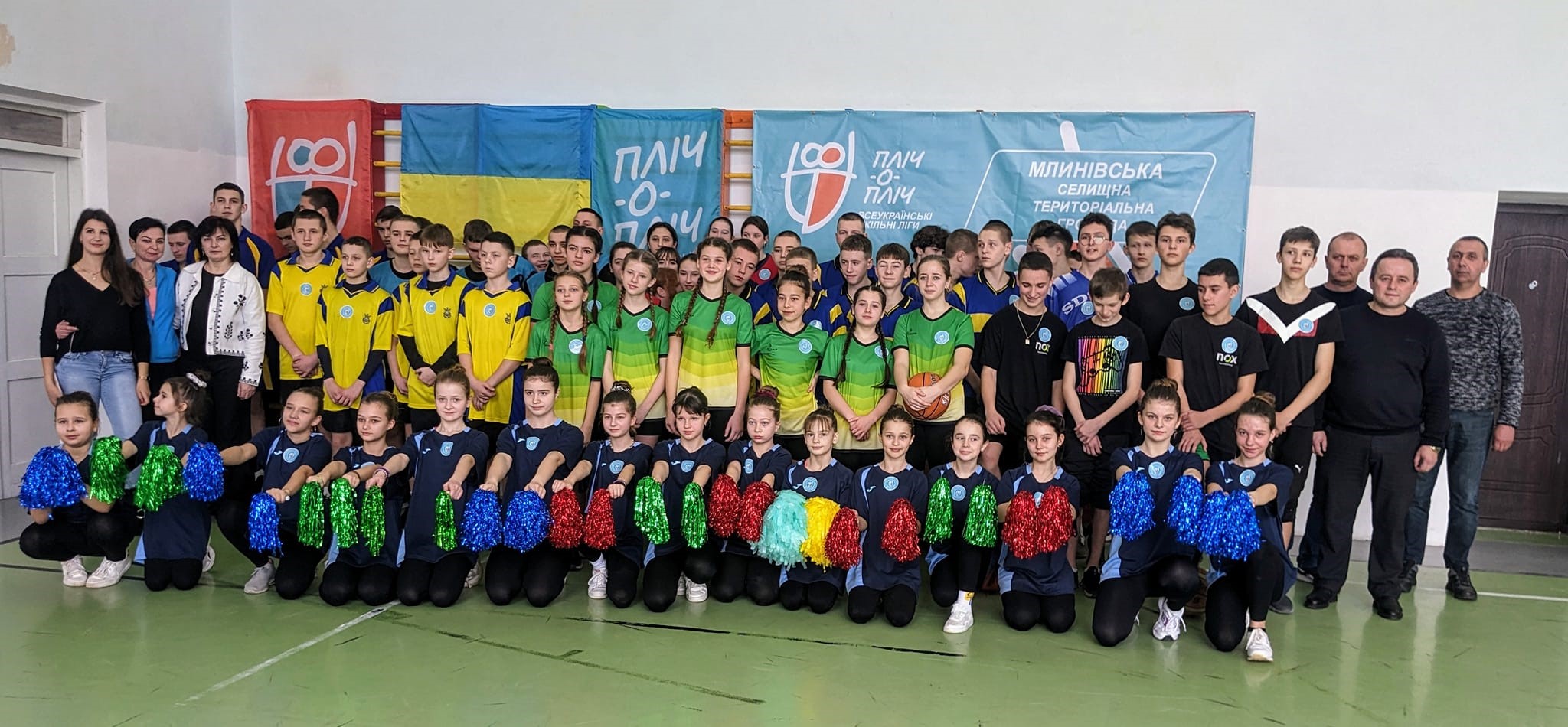 На фото - учасники «Пліч-о-пліч Всеукраїнські шкільні ліги» у Млинівській громаді