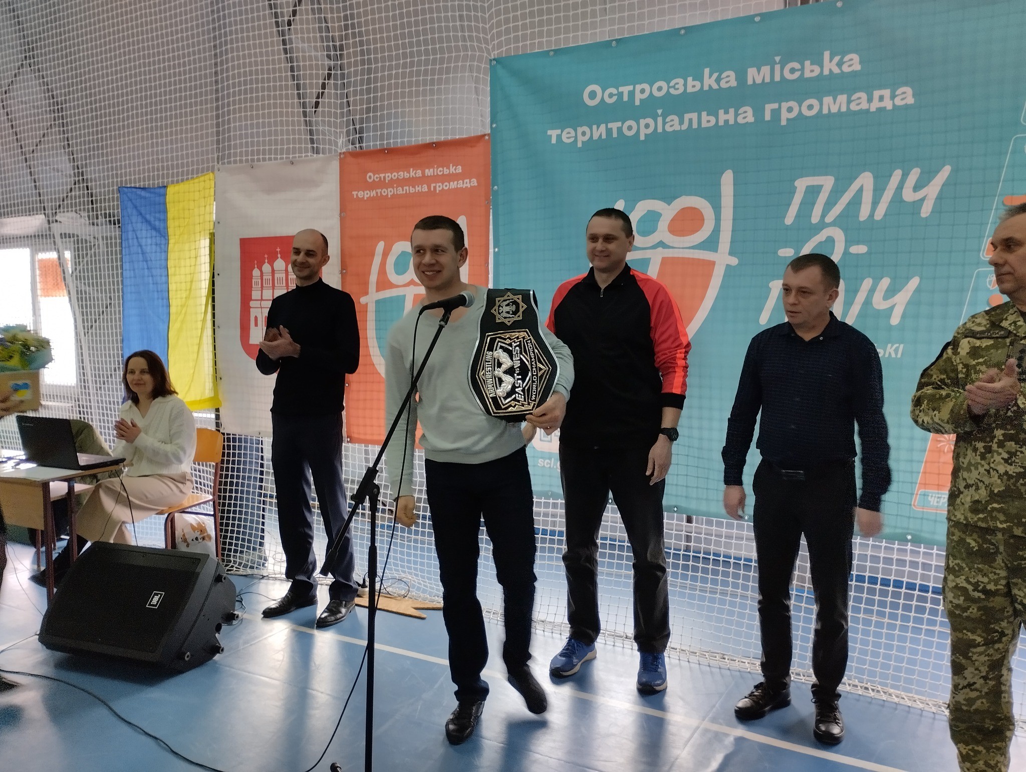 На фото - армреслери