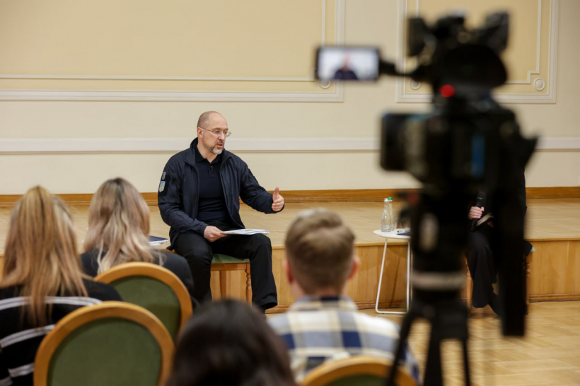На фото Прем’єр-міністр Денис Шмигаль під час четвертої щорічної прес-конференції