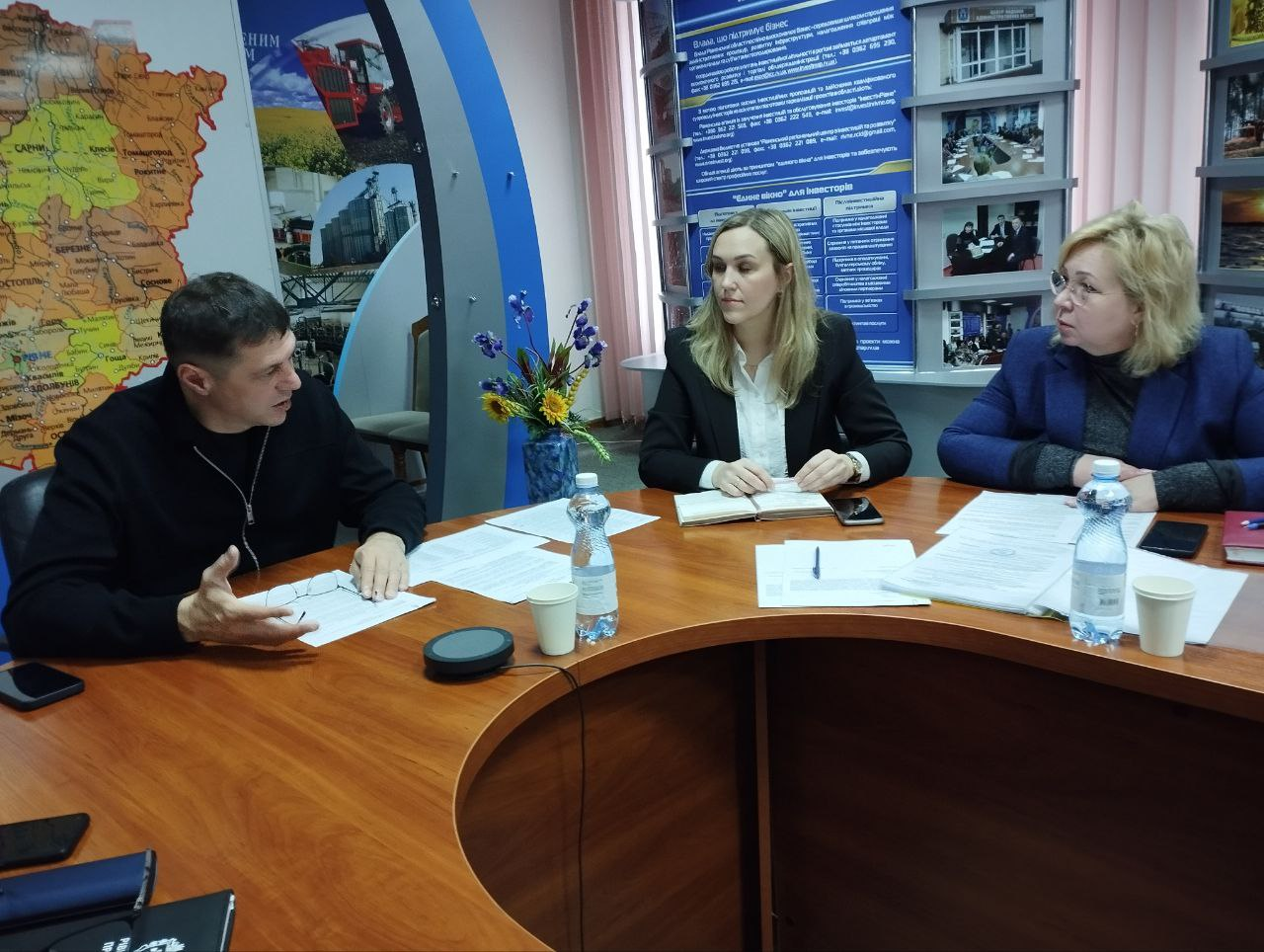 На фото - учасники засідання комісії з питань ліцензування освітньої діяльності