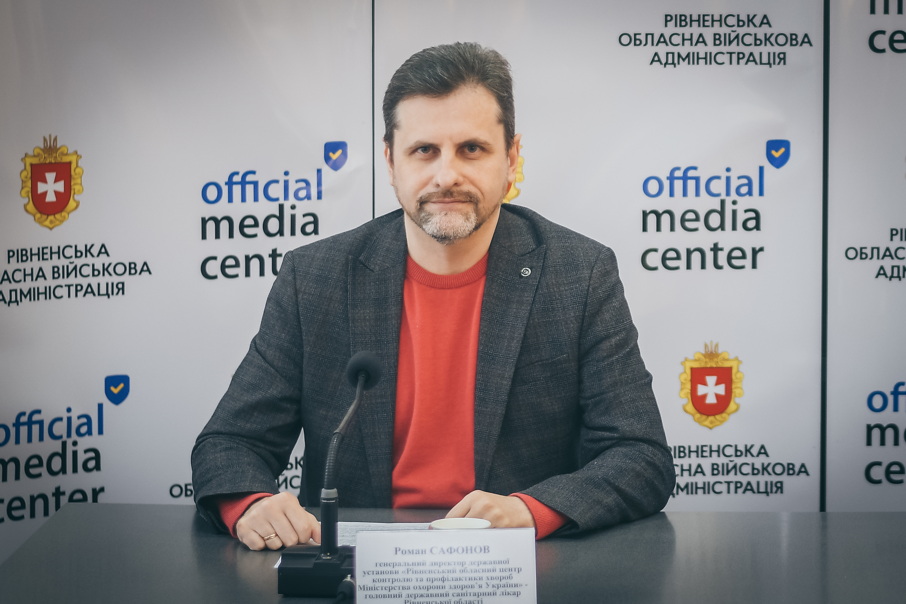 На фото - керівник Рівненського обласного центру контролю та профілактики хвороб Р.Сафонов