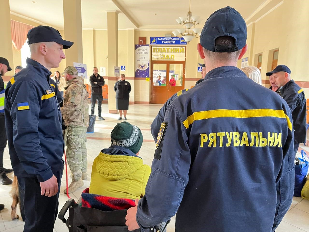 Фото з прибуття на Рівненщину четвертого евакуаційного потягу з Донеччини
