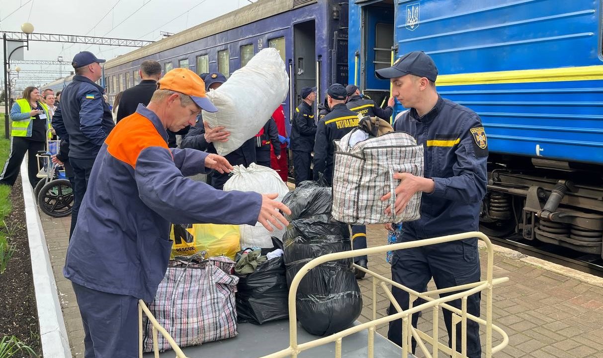Фото з прибуття на Рівненщину четвертого евакуаційного потягу з Донеччини