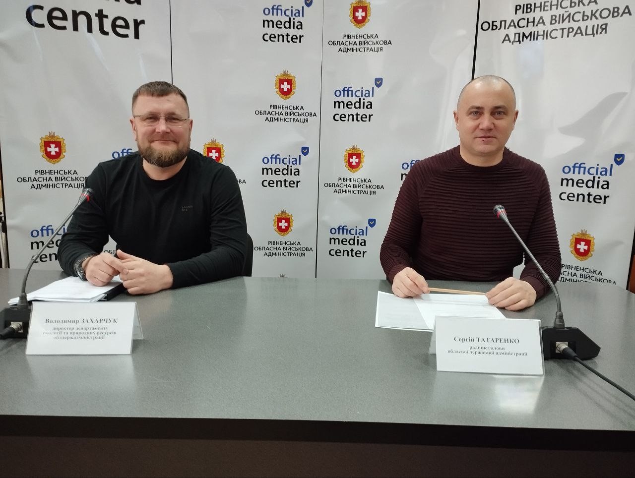 На фото - директор Департаменту екології та природних ресурсів ОДА В.Захарчук та радник голови ОДА С.Татаренко
