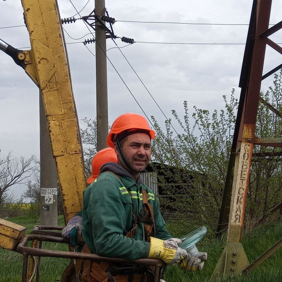 На фото - високовольтники Рівненщини відновлюють лінії електропостачання на Херсонщині