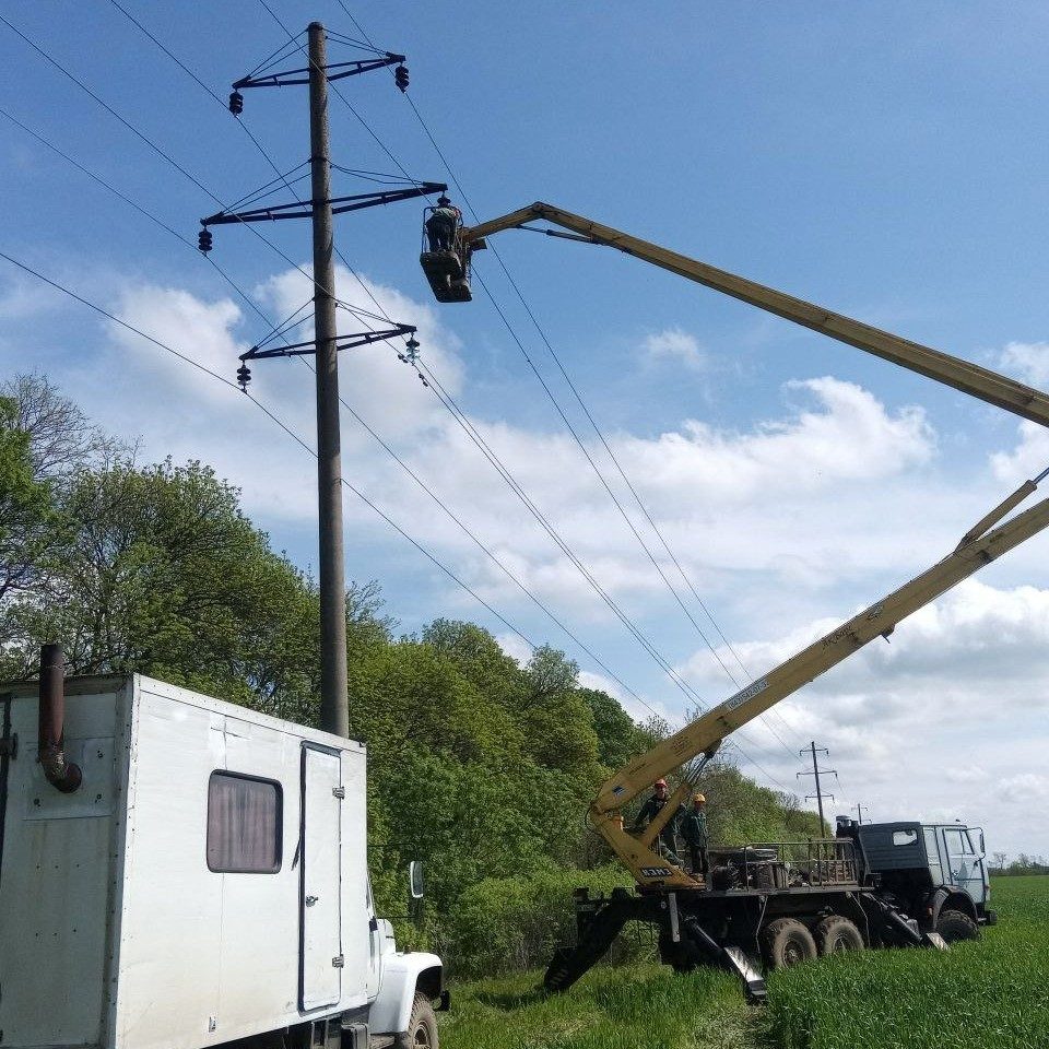 На фото - високовольтники Рівненщини відновлюють лінії електропостачання на Херсонщині