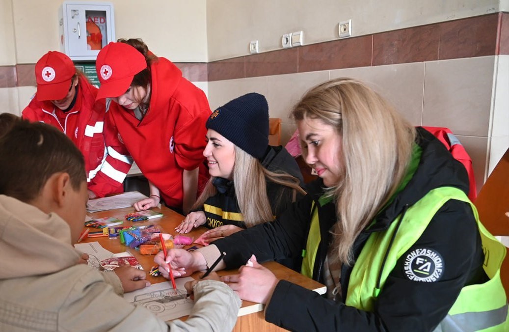 Фото з зустрічі на Рівненщині евакуаційного потяга з Донеччини