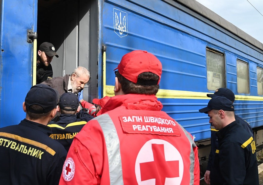 Фото з зустрічі на Рівненщині евакуаційного потяга з Донеччини
