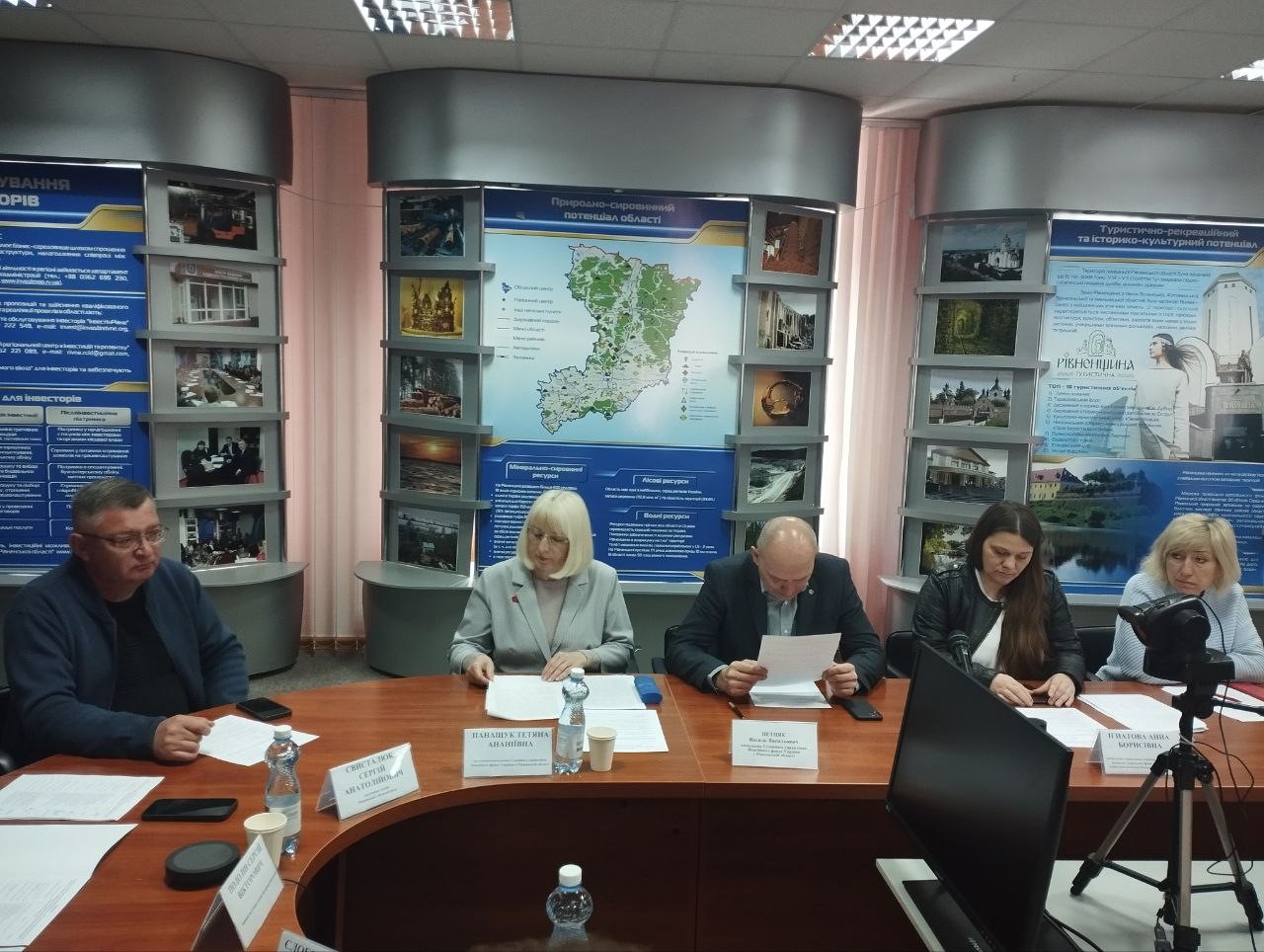 Фото зі зустрічі керівництва Рівненської ОДА та Рівненської обласної ради з чорнобильцями