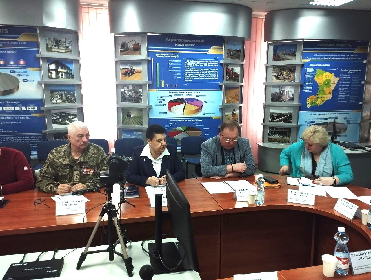 Фото зі зустрічі керівництва Рівненської ОДА та Рівненської обласної ради з чорнобильцями