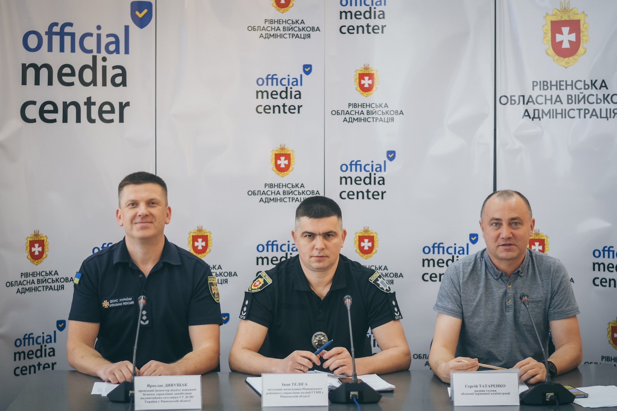 На фото - заступник начальника Рівненського районного управління поліції ГУНП в Рівненській області І.Теліга та провідний інспектор відділу пожежної безпеки управління запобігання надзвичайним ситуаціям ГУ ДСНС України у Рівненській області Я.Дивущак, радник голови ОДА С.Татаренко