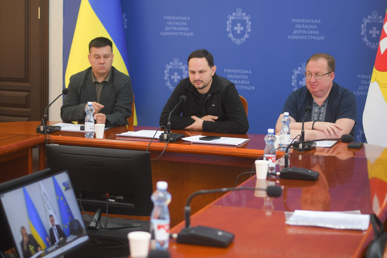 На фото (зліва направо) - начальник Рівненської ОВА О.Коваль, головний лікар  ЦМЛ Рівного Ю.Ординський, директор департаменту цивільного захисту та охорони здоров’я населення Рівненської ОДА О.Вівсянник