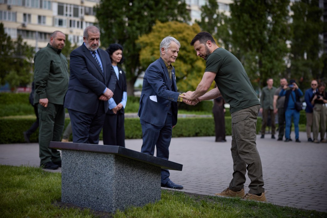 На фото - відкриття памʼятного каменя, на місці якого в майбутньому зʼявиться Меморіал пам’яті жертв геноциду кримськотатарського народу