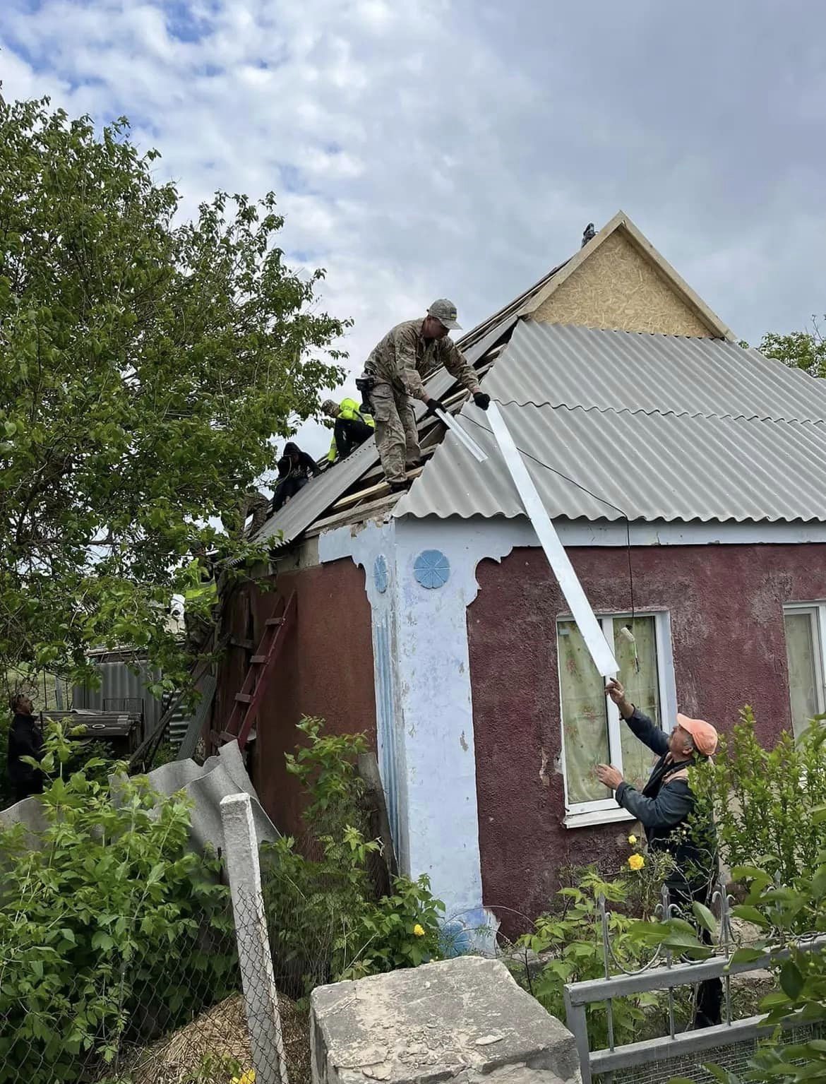 Волонтери з Рівненщини відновлюють будинки на Херсонщині