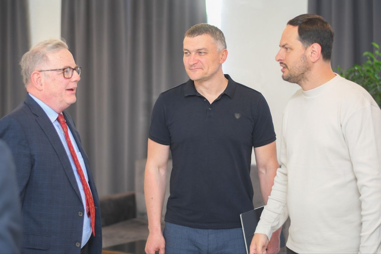 На фото (зліва направо) - в.о. керівника проєкту USAID "Говерла" Марк Маккорд, заступник голови Рівненської ОДА О.Кохан та начальник Рівненської ОВА О.Коваль