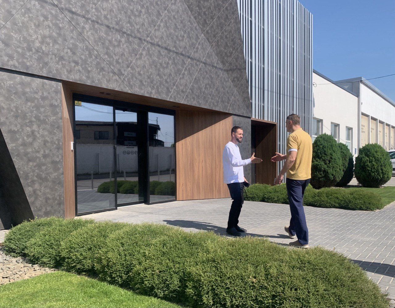 На фото заступник голови Рівненської ОДА О.Кохан та засновник підприємства «KTB Group» А.Ткач