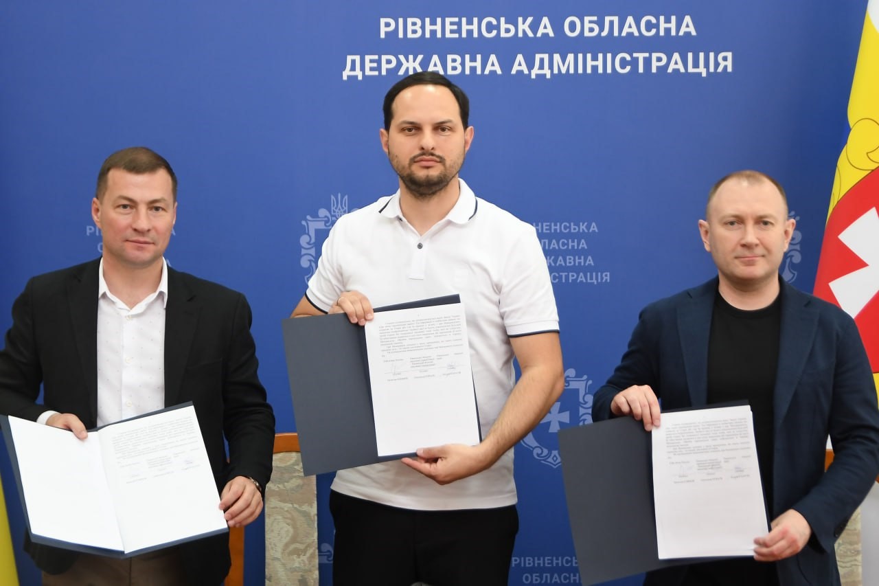 На фото - голова Рівненської обласної ради А.Карауш, начальник Рівненської ОВА  О.Коваль, співзасновник Нової пошти В.Климов