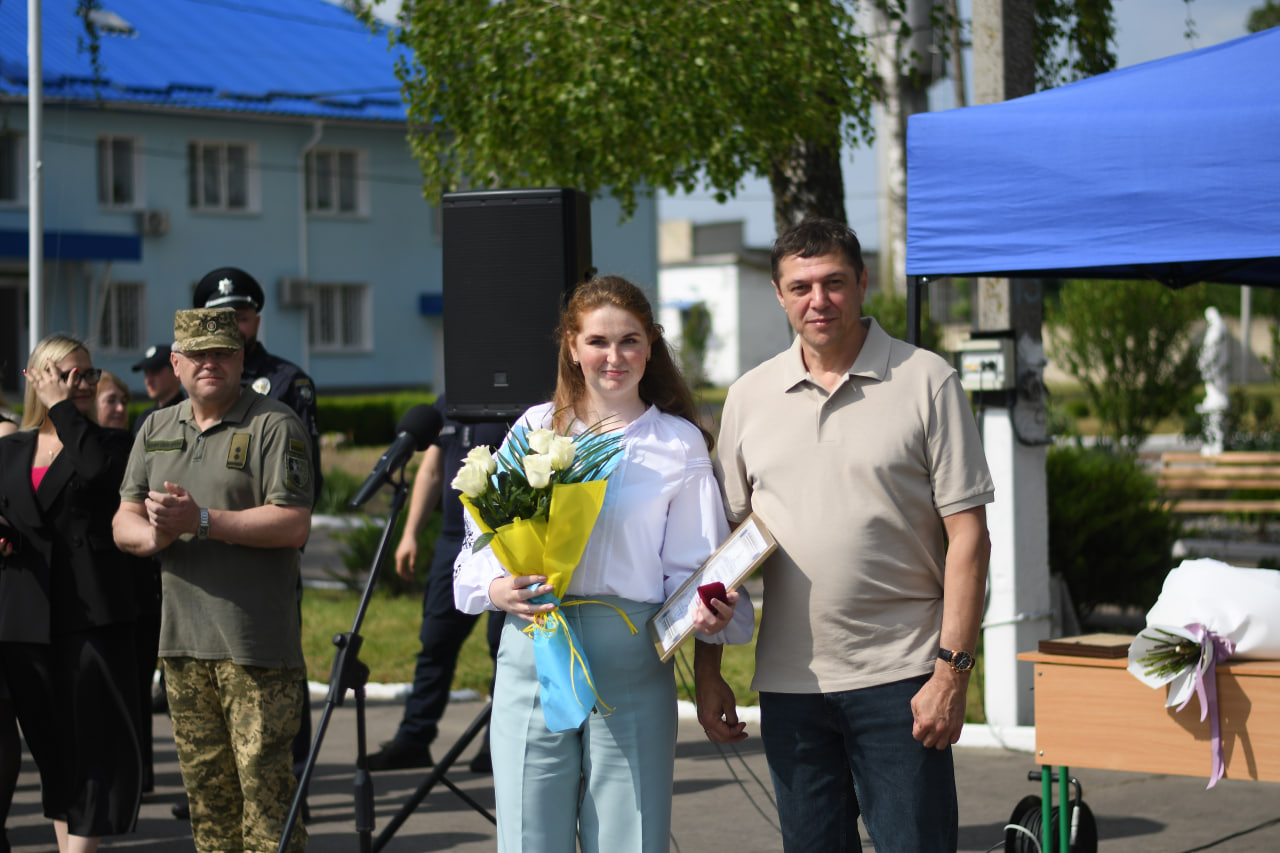 на фото - Сергій Подолін нагороджує лейтенантку поліції