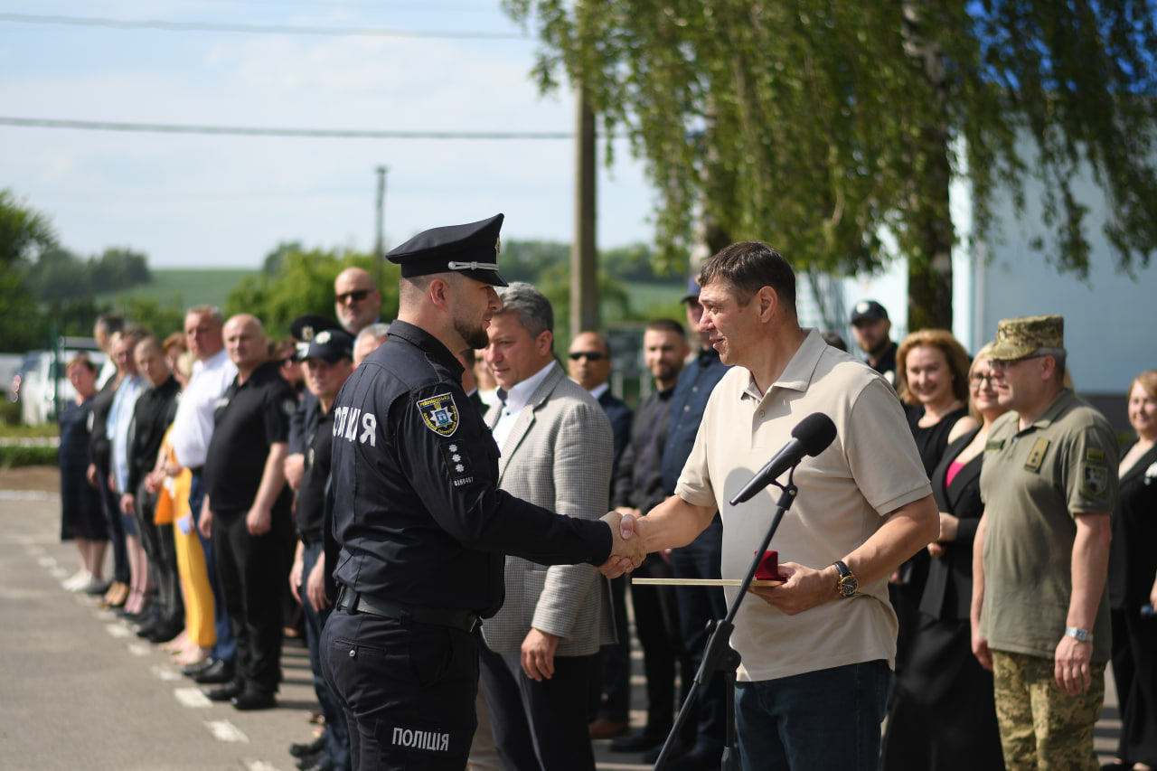 на фото - Сергій Подолін нагороджує офіцера поліції