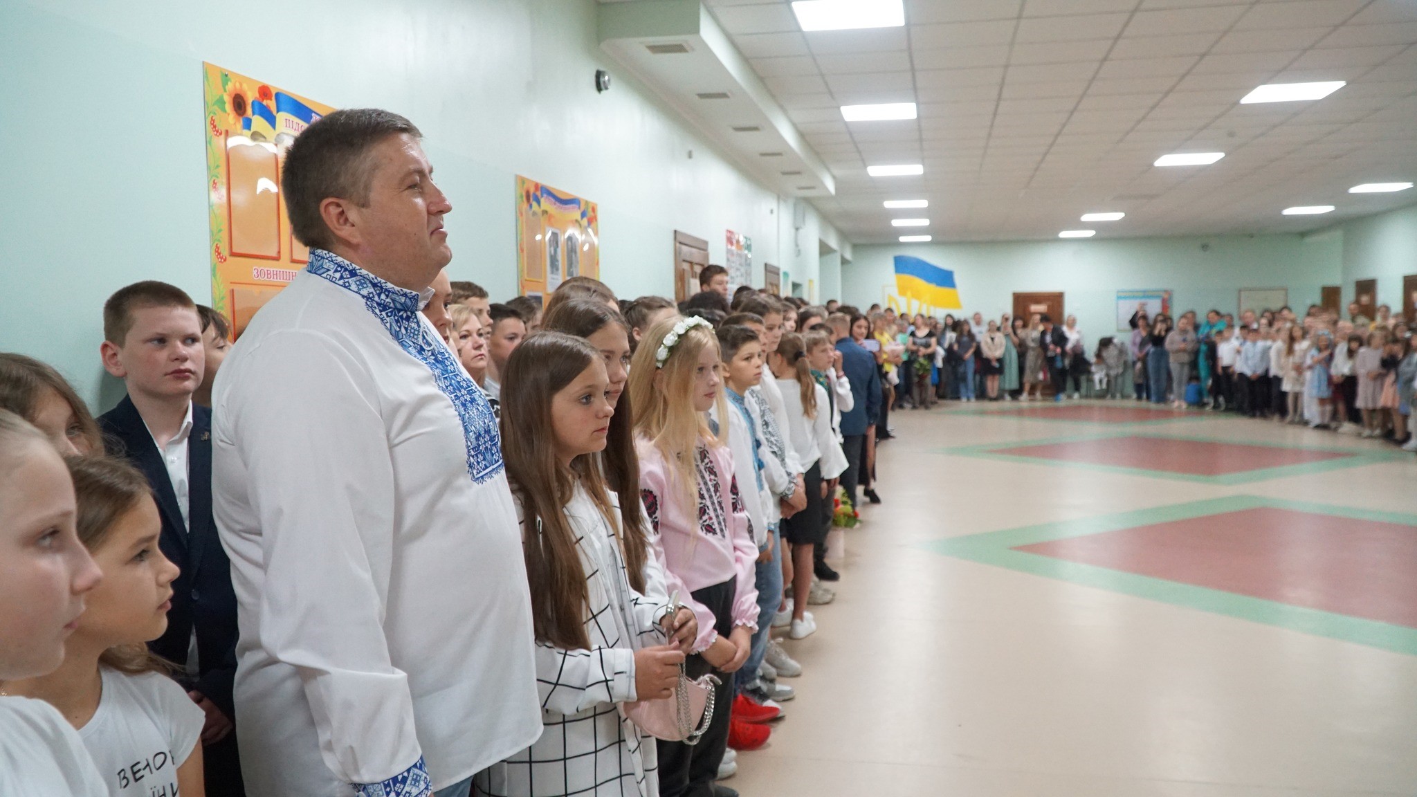 На фото - учні та вчителі Корнинського ліцею