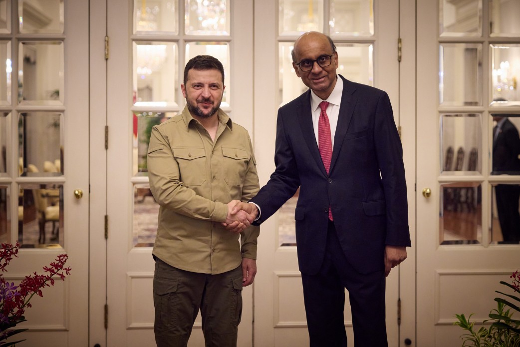 На фото - Президент України Володимир Зеленський з Президентом Сінгапуру  Тарманом Шанмугаратнамом
