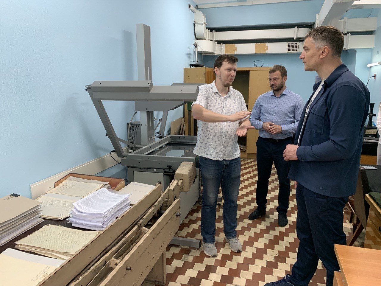 На фото - заступник голови Рівненської ОДА О.Кохан, директор Державного архіву Рівненської області О.Дзецько, працівник архіву