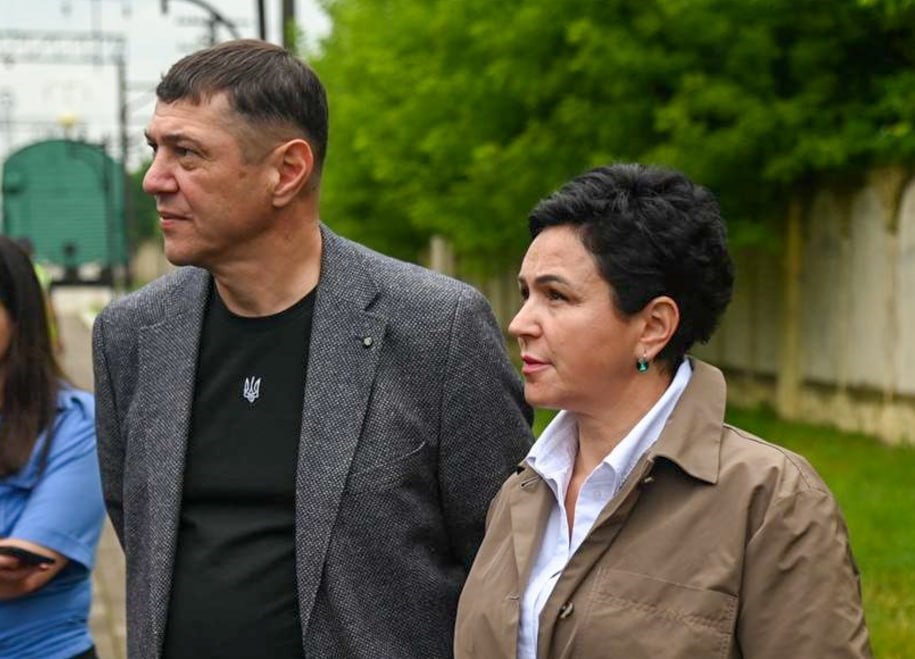 На фото - перший заступник голови Рівненської ОДА С.Подолін, заступниця голови Рівненської ОДА Л.Шатковська, які зустрічали евакуаційний потяг