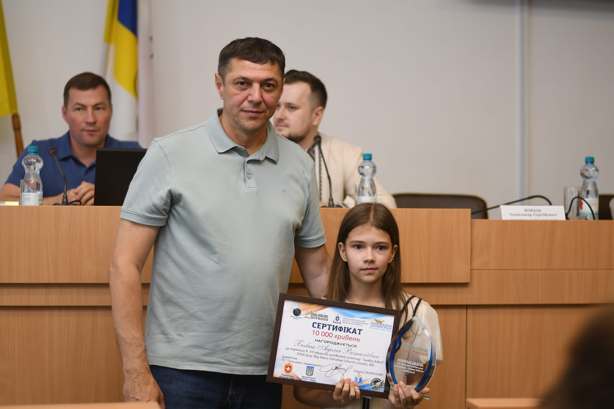Перший засткупник голови Рівненської ОДА С.Подолін вручає нагороди переможцям