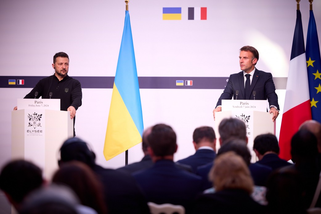 На фото - Президент України В.Зеленський та Президент Франції Еммануель Макрон під час спільної пресконференції