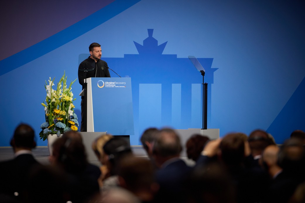 Президент України В.Зеленський під час виступу  на на Ukraine Recovery Conference 2024