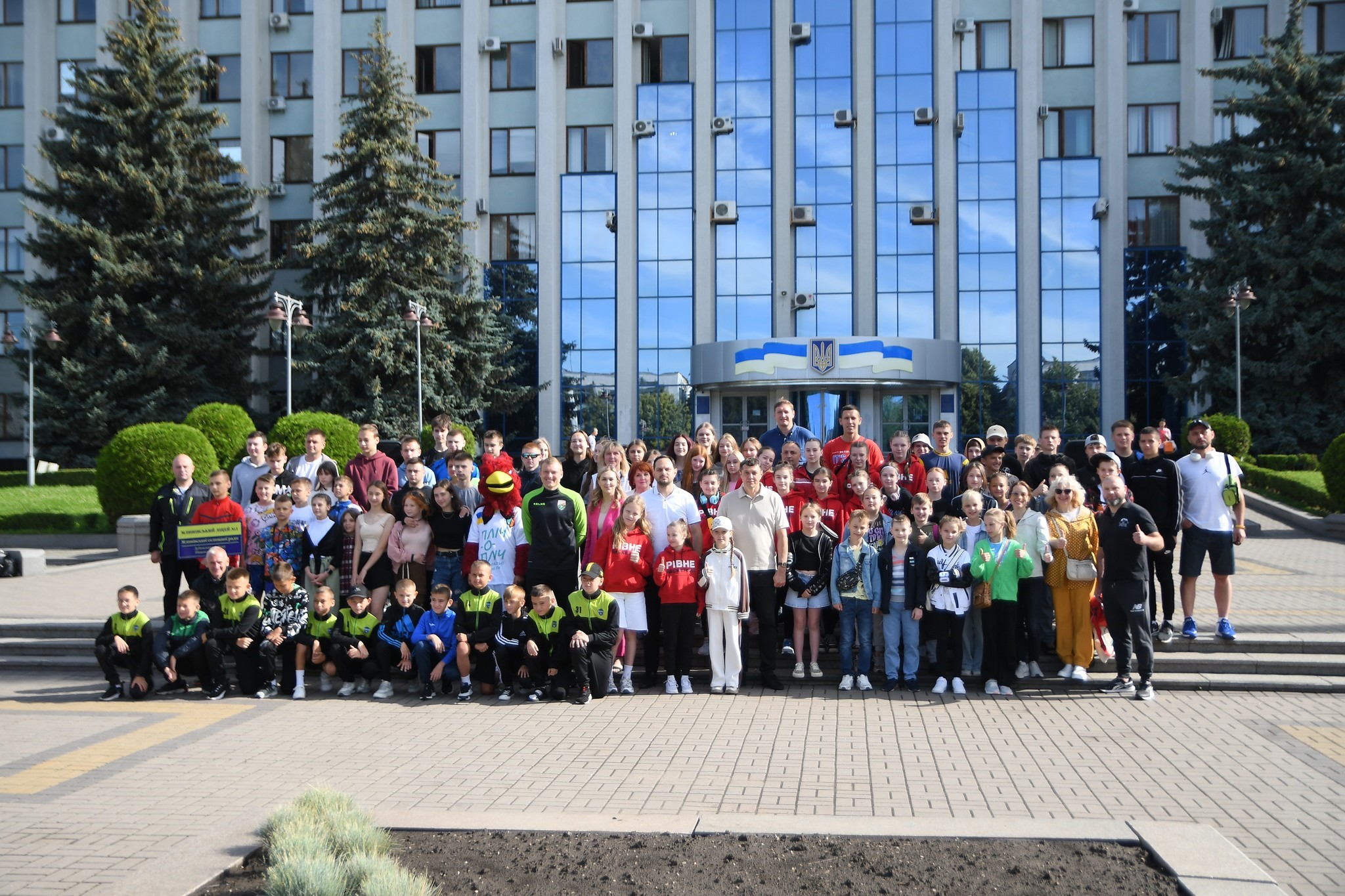 Керівництво Рівненської ОВА та учасники змагань