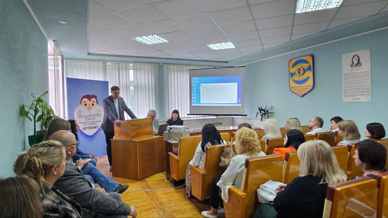 Сергій Подолін говорить вступне слово для учасників конференції
