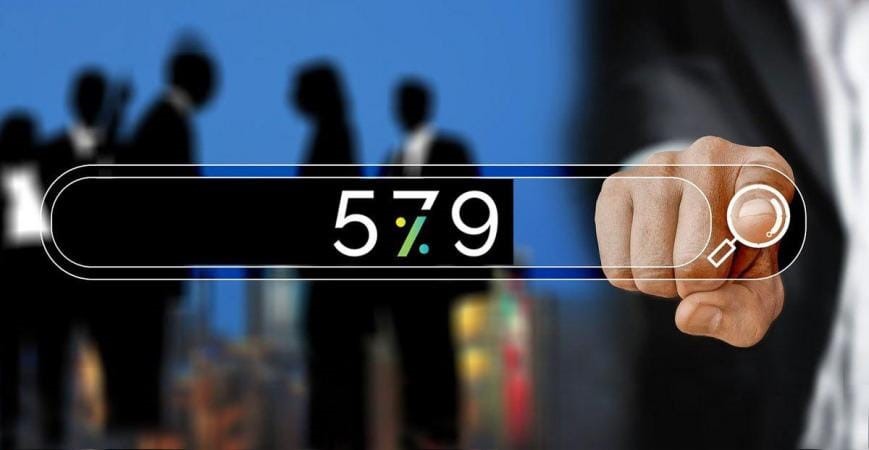 Цифри 5 7 9 на фоні розмитих постатей людей. На передньому плані - вказівним палецем руки людини натискається значок вибору. Фото ілюстративне