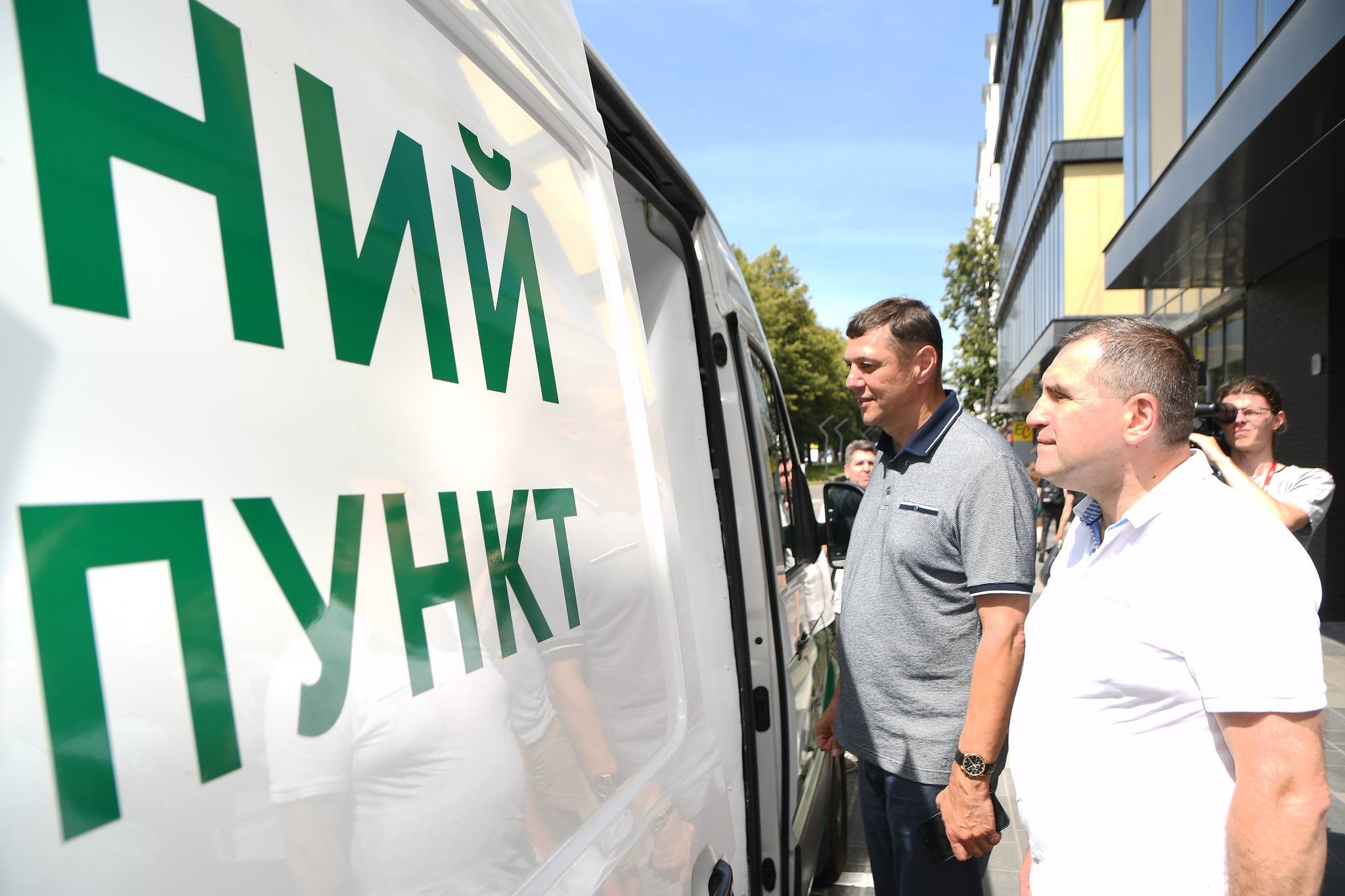 Перший заступник голови Рівненської ОДА С.Подолін,  начальник Державної служби з лікарських засобів та контролю за наркотиками у Рівненській області С.Лебедь ознайомлюються з роботою мобільної аптеки