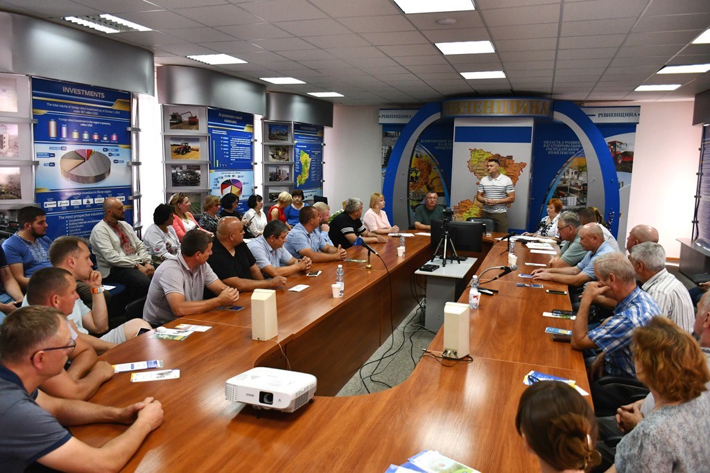 Керівництво Рівненської ОДА та фермери області за овальним столом під час урочистого заходу