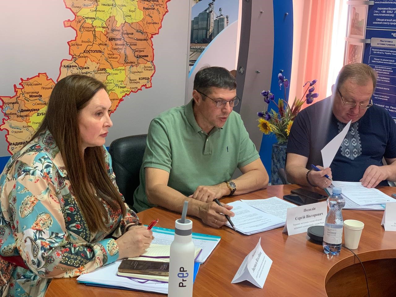 Директорка Обласного інформаційно-аналітичного центру медичної статистики Л.Рибчук, перший заступник голови ОДА С.Подолін, директор депатаменту цивільного ахисту та охорони здоровя населення ОДА О.Вівсянник