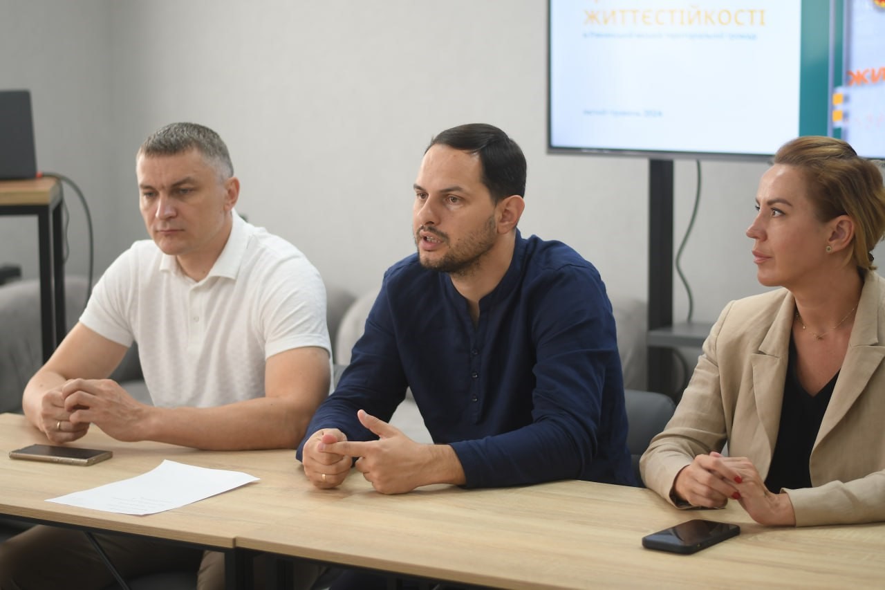 Заступник голови ОДА О.Кохан, начальник ОВА О.Коваль, директор Головного управління Національної сервісної служби у Рівненській області Ю.Шигорева під час зустрічі з медіа