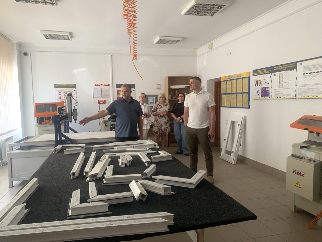 Заступник голови ОДА О.Кохан та працівники закладу профтехосвіти в аудиторії