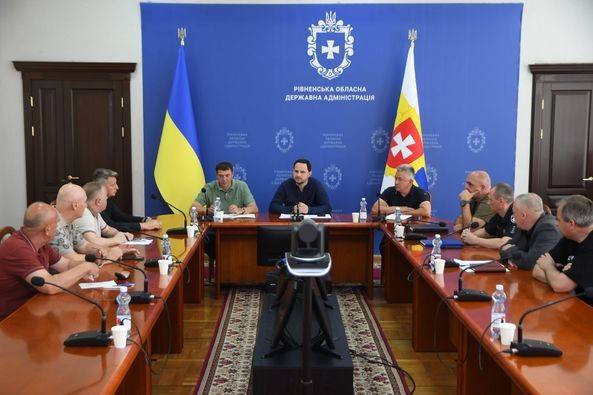 Керівництво Рівненської ОВА та ректори вишів під час наради
