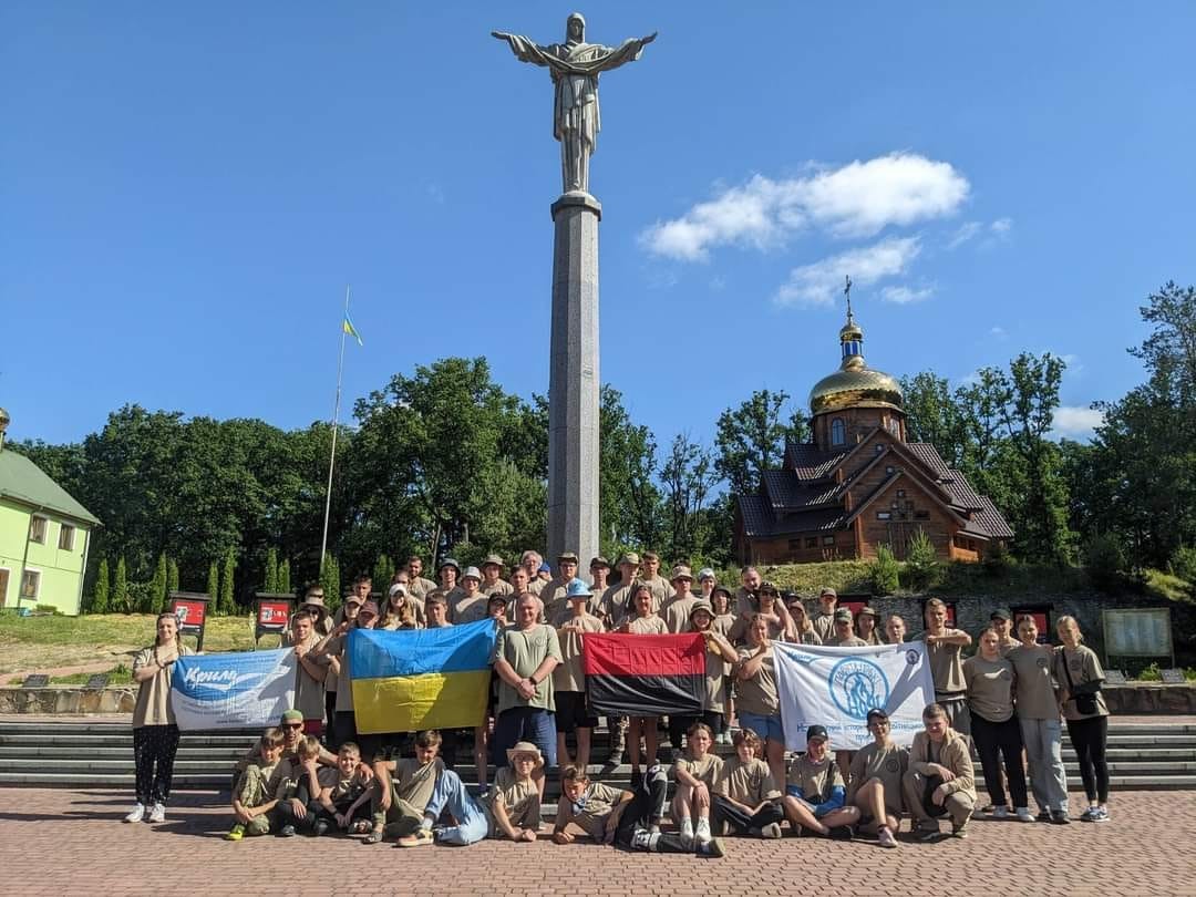 Учасники проєкту біля меморіального комплексу на місці бою в урочищі Гурби