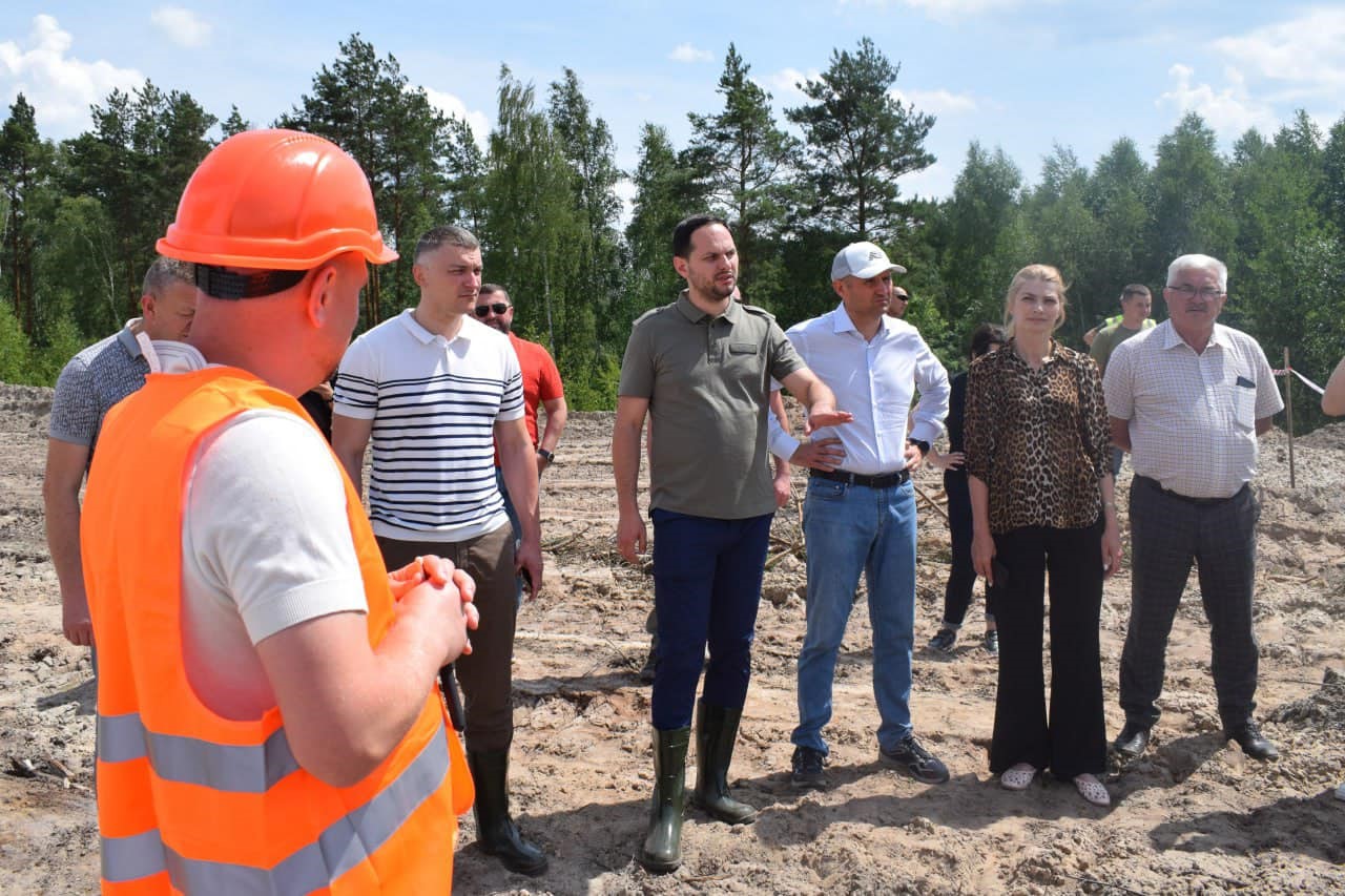 Керівництво Рівненської ОДА та компанії «Сонячне ремесло» на території родовища