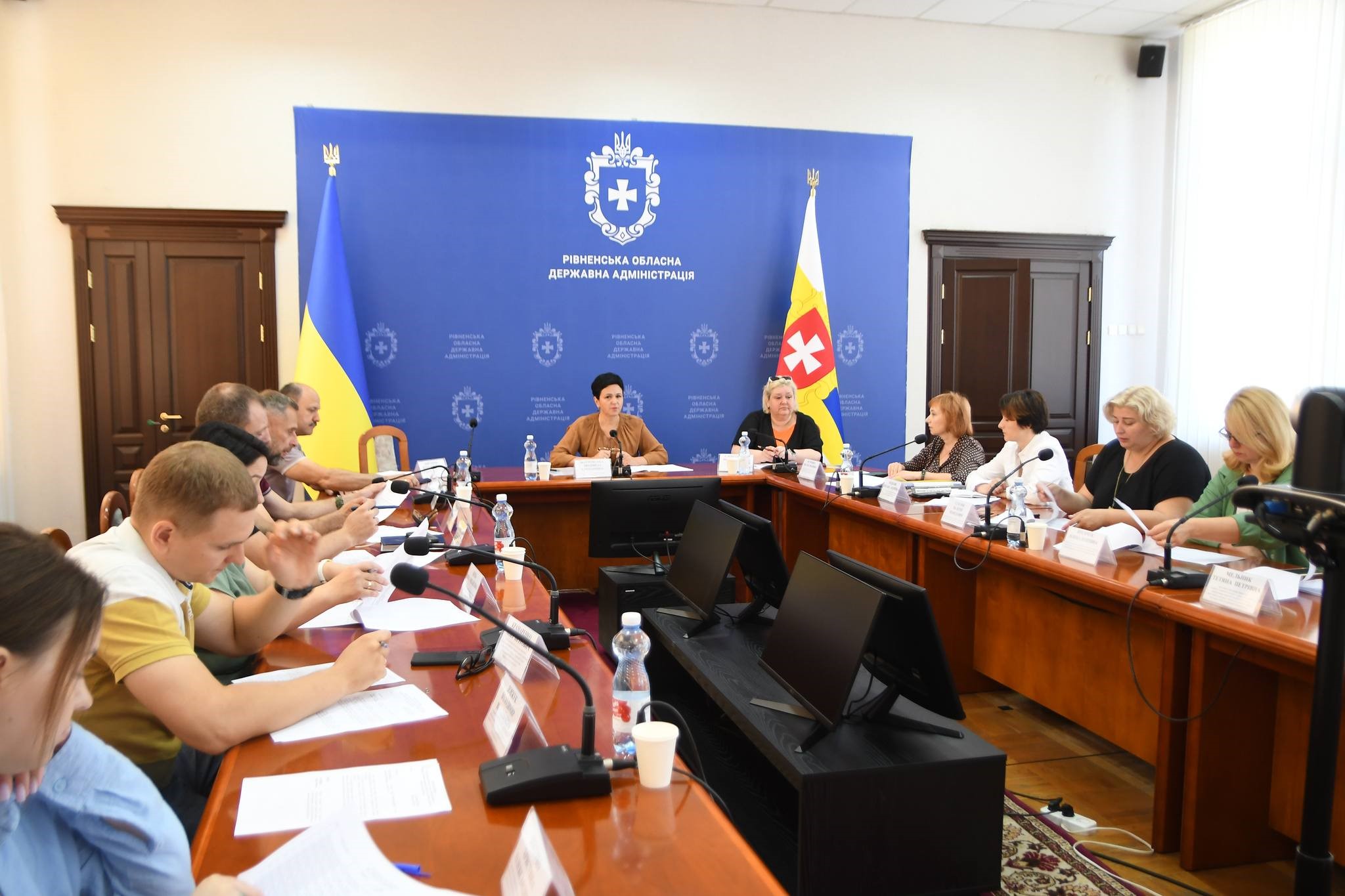 Заступниця голови облдержадміністрації Л.Шатковська та члени робочої групи з питань гуманітарної допомоги під час засідання