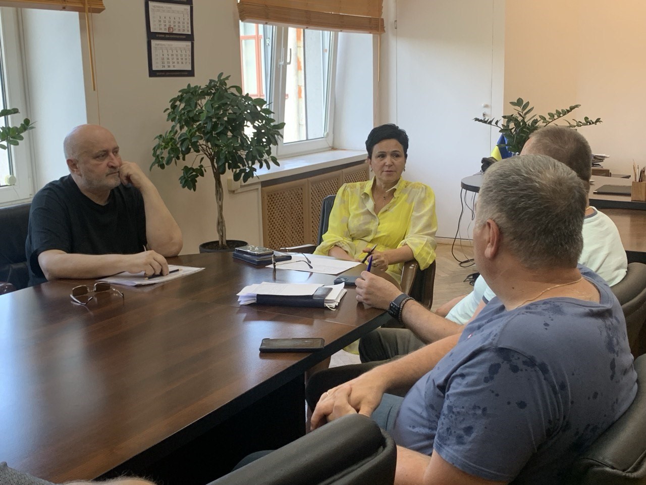 Заступниця голови ОДА Л.Шатковська, заступник директора департаменту житлово-комунального господарства, енергетики та енергоефективності ОДА В.Гуз, представники обласного центру під час наради
