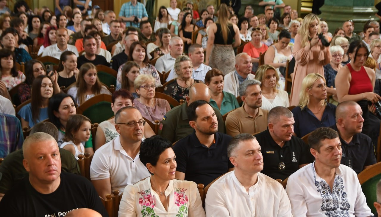 Керівництво області та громадськість під час урочистостей до Дня Конституції України