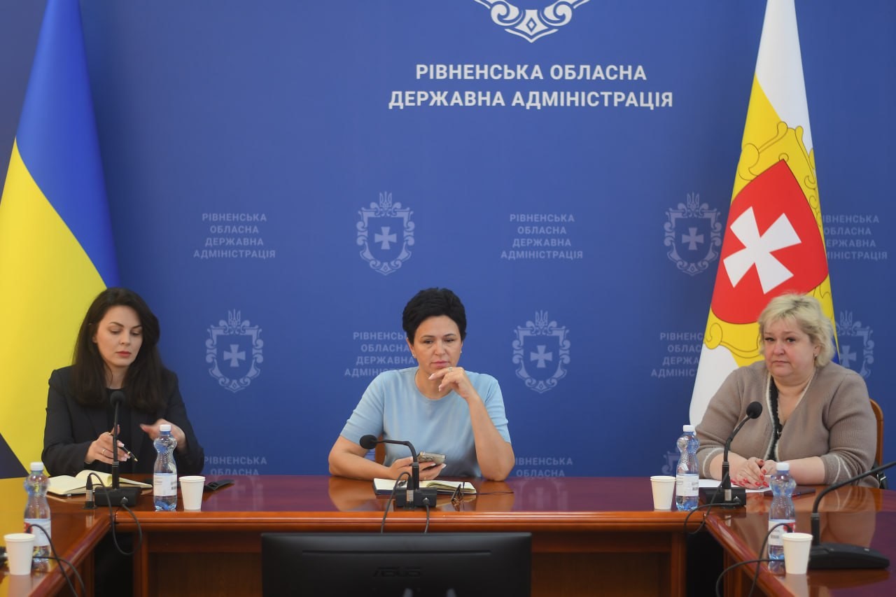 Заступниця голови ОДА Л.Шатковська та керівницутво департаменту соціальної політики ОДА під час наради
